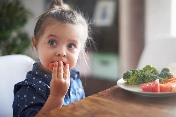 little girl eating vegetables - Особенности питания детей