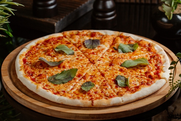 margharita pizza with full tomato sauce andgreen basilica leaves per slice - Тесто для пиццы