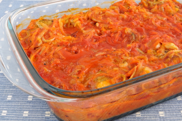 marine fish baked with onions and carrots in tomato sauce 1 - Минтай с овощами