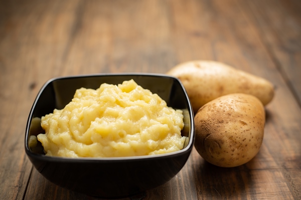 mashed potatoes in the bowl on the white wooden table - Лечебный стол (диета) № 1 по Певзнеру: таблица продуктов и режим питания