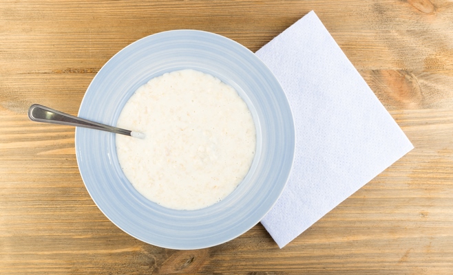 milk porridge in blue plate top view - Лечебное питание