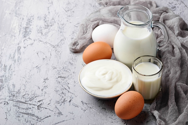 milk sour cream and eggs selective focus - Яичная пасха без творога