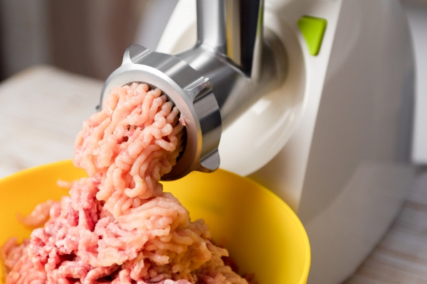 minced meat in an electric meat grinder - Суфле из судака с маслом, паровое