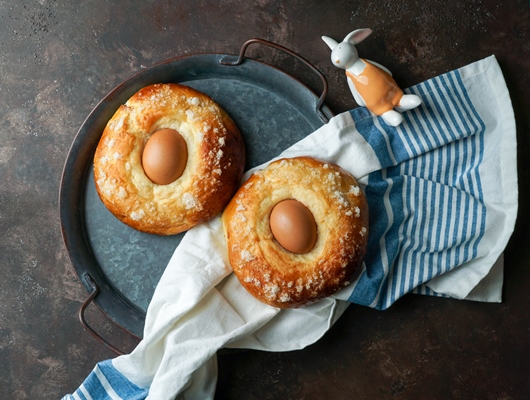 mona de pasqua typical spanish pastry with egg for easter 1 - Пасхальная мона