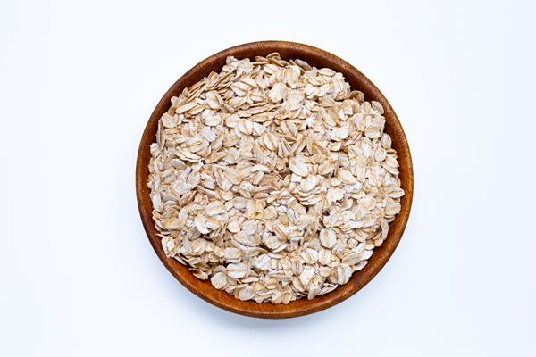 oat flakes in bowl on white - Котлеты рыбные "Монастырские"