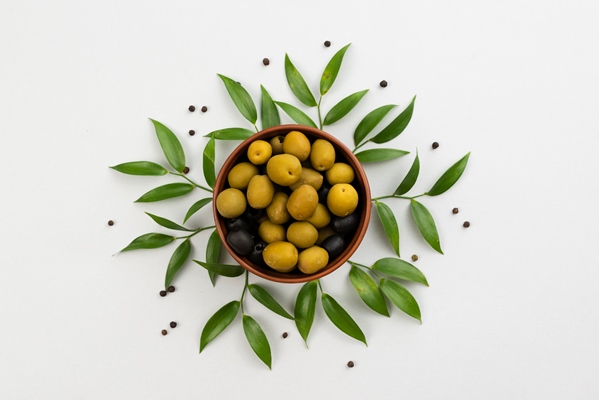 olives in bowl with leaves next on table - Рулет постный из лаваша с икрой