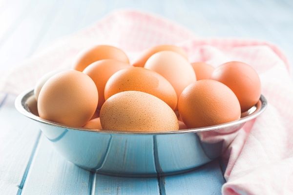 raw chicken eggs - Пудинг мясной паровой