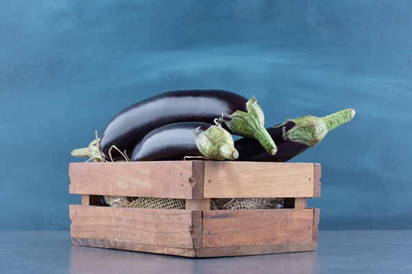 ripe fresh eggplants in wooden - Цукини, фаршированные кашей и баклажанами