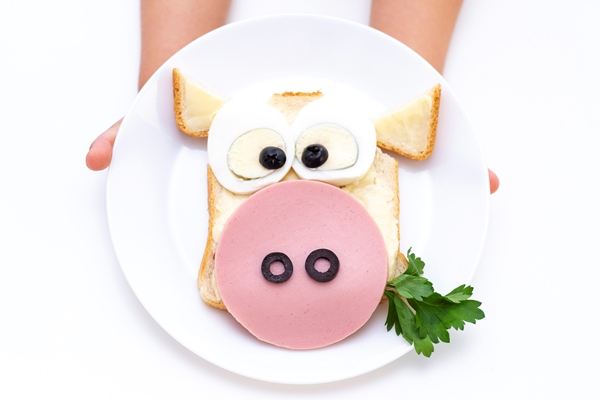 sandwich bull child hands have a white plate with a sandwich for breakfast or lunch - Лечебный стол (диета) № 2 по Певзнеру: таблица продуктов и режим питания