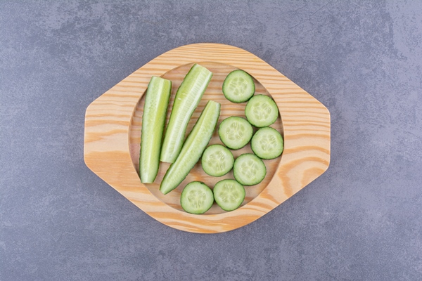 sliced chopped cucumbers wooden platter - Лечебный стол (диета) № 2 по Певзнеру: таблица продуктов и режим питания