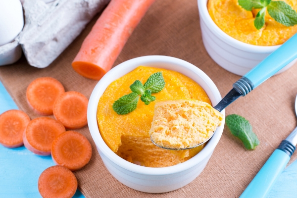 spoon and casserole with tasty carrot souffle - Суфле морковно-яблочное, паровое