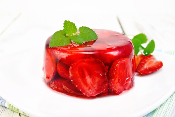 strawberry jelly with mint and berries in a plate on a napkin against the background of wooden boards - Лечебный стол (диета) № 1 по Певзнеру: таблица продуктов и режим питания