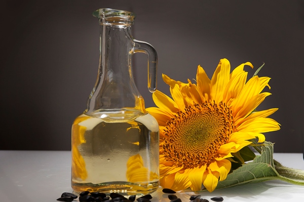 sunflower oil in a transparent jug with sunflower flower - Лечебный стол (диета) № 1 по Певзнеру: таблица продуктов и режим питания