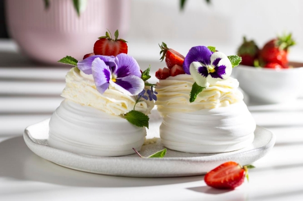 sweet pavlova s dessert decorated with fresh strawberry and flowers - Творожный крем