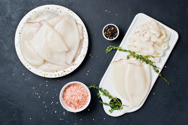 the concept of cooking raw squid - Постный салат с кальмарами, икрой и креветками