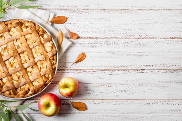 top view of apple pie for thanksgiving with leaves and copy space - Начинка из яблок