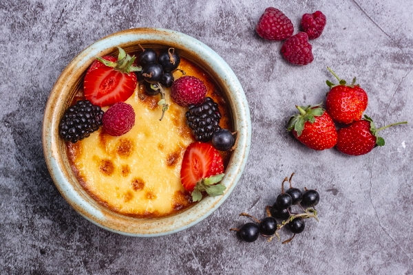 top view of creme brulee garnished with berries - Суфле манное на молоке, паровое