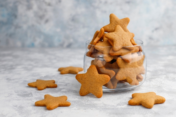 traditional homemade gingerbread cookies grey concrete close up christmas top view flat lay - Суфле творожное с печеньем, паровое