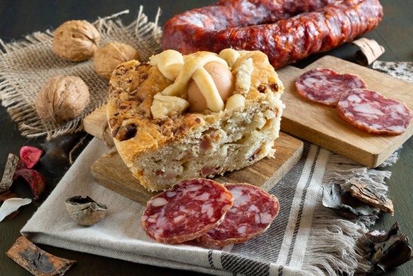 traditional neapolitan baked product easter food 1 - Пасхальный каравай "Касатьелло"