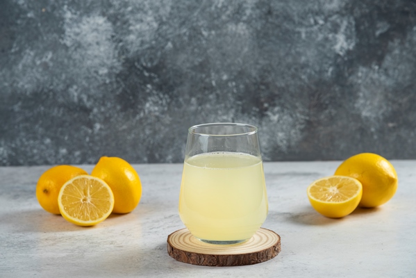 a glass cup of fresh lemon juice on a wooden board 1 - Салат из одуванчиков с яйцом