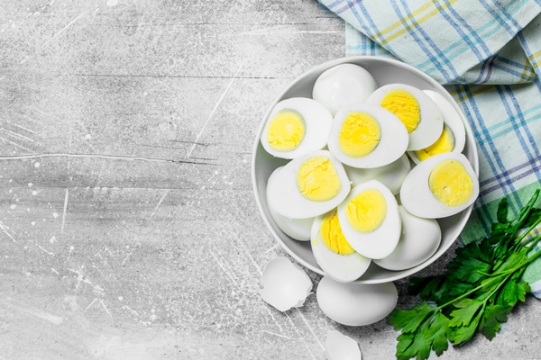 boiled eggs in a bowl with parsley - Салат из черемши с яйцом