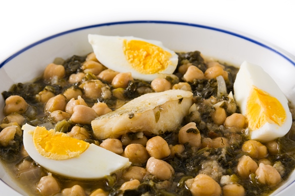 chickpea stew with spinach and cod or potaje de vigilia - Сныть с консервированным нутом
