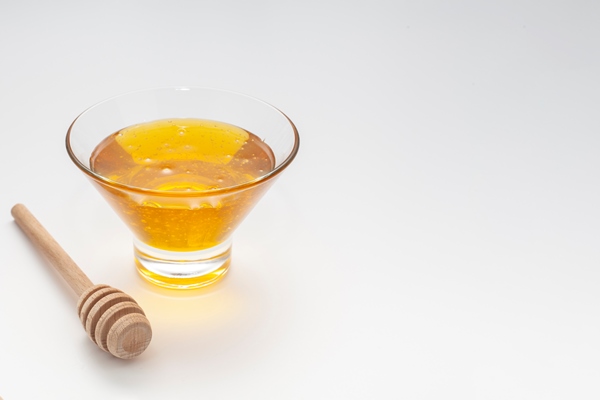 close up bowl with honey and stick - Творожный десерт с цветками одуванчика