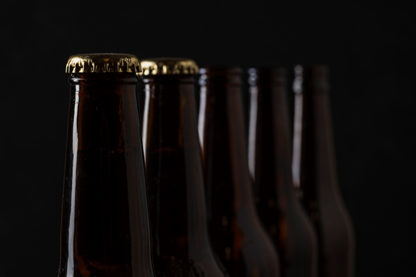 close up multiple beer bottles aligned - Квас из одуванчиков
