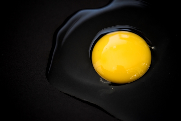 closeup of raw egg - Чорба из лебеды
