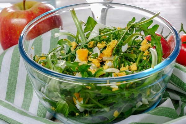 dandelion salad in a glass bowl 1 - Салат из одуванчиков с яйцом