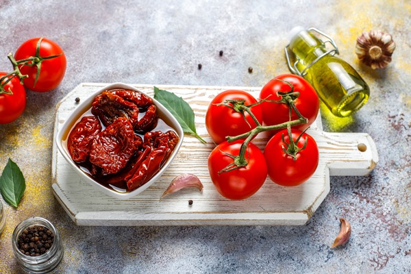 dry tomatoes with olive oil - Паштет из черемши с томатами
