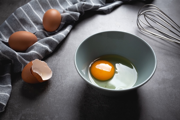 egg in bowl on cement 3 - Картофель, жаренный с черемшой и яйцом