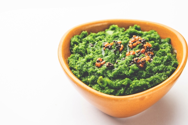 fresh broccoli chutney or paste puree in the bowl with raw pieces - Пюре из лебеды