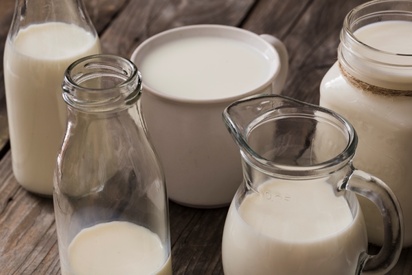 milk in the different type of containers 2 - Повидло из лопуха без сахара