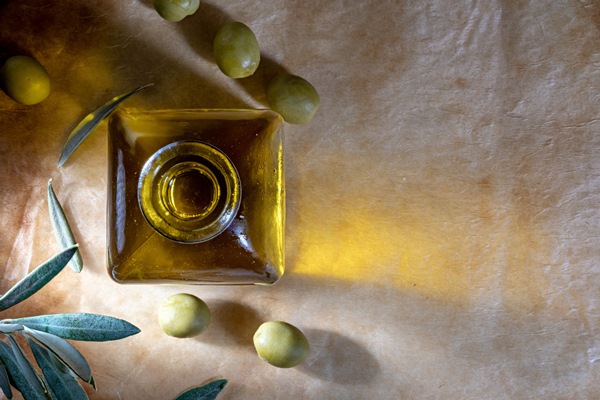 olive oil in a glass bottle - Песто с черемшой