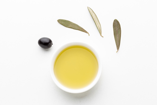 olive oil saucer with leaves and black olive - Хумус с черемшой