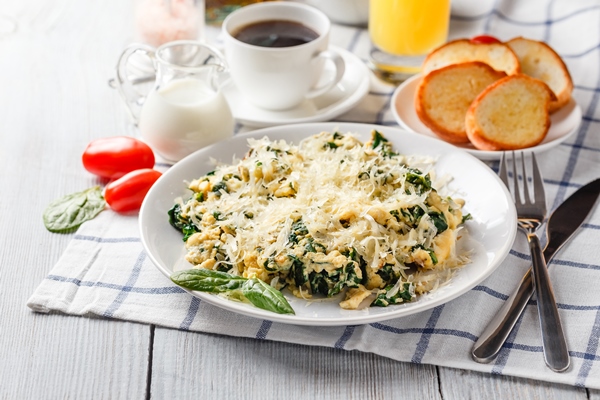 omelet with spinach and cheese on a plate 1 - Сныть с яйцом