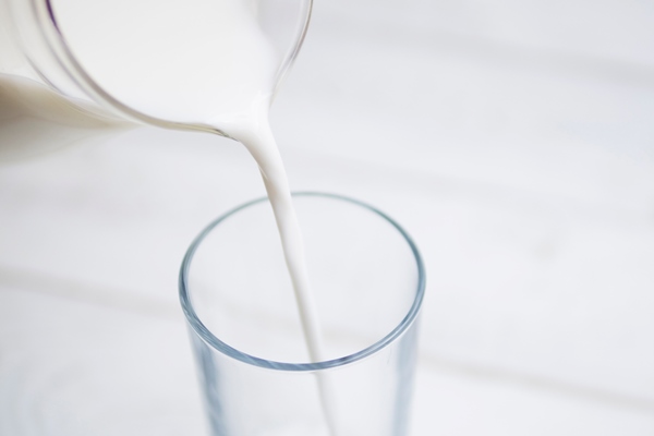 pouring milk insida a glass - Запеканка с лебедой