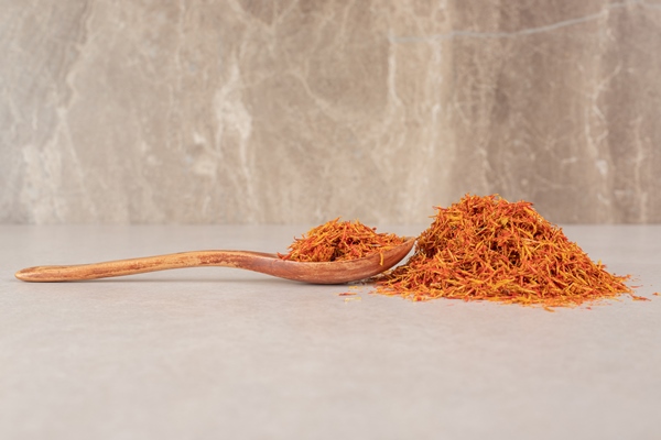 red saffron plant isolated on concrete - Кюфта-бозбаш