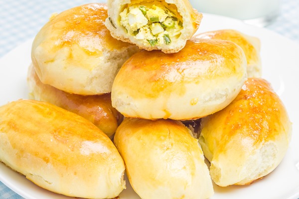 russian pastries pirogi filled with eggs and green onion - Пирожки с рисом и снытью