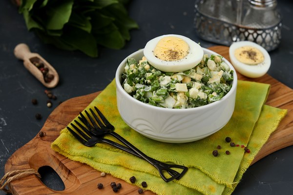salad with ramson wild garlic eggs and mayonnaise in a white bowl on a wooden board 1 - Салат из черемши с яйцом