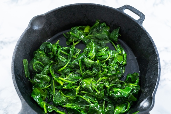 sauteeing spinach for spinach and ham frittata - Сныть отварная с сыром