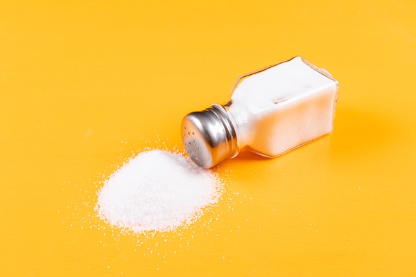 sea salt coming out of salt shaker - Жареный корень лопуха