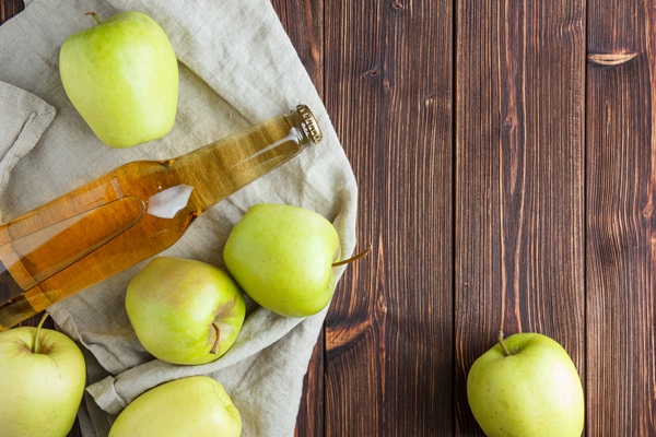 set of apple juice and green apples on a cloth and wooden background flat lay space for - Салатный соус из черемши