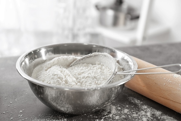 sieve and bowl with flour on blurred close up - Чорба из лебеды
