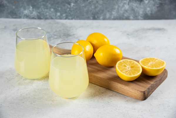 two glass cups of tasty lemonade on a wooden board - Жареная черемша