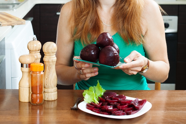 woman in green with boiled beets - Свекольный салат с лебедой