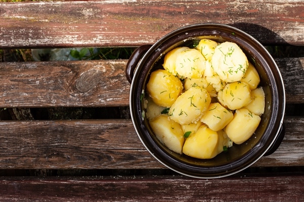 young potatoes with dill in a boiling pot 1 - Молодой картофель с салатом из одуванчиков