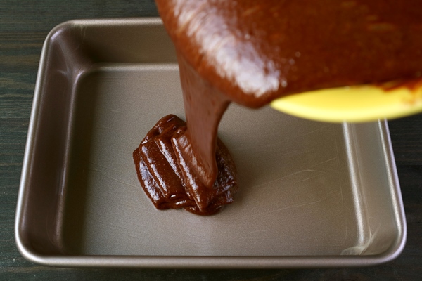 cake batter of flavorful chocolate cake being poured into greased cake pan - Шоколадный пирог с бананами