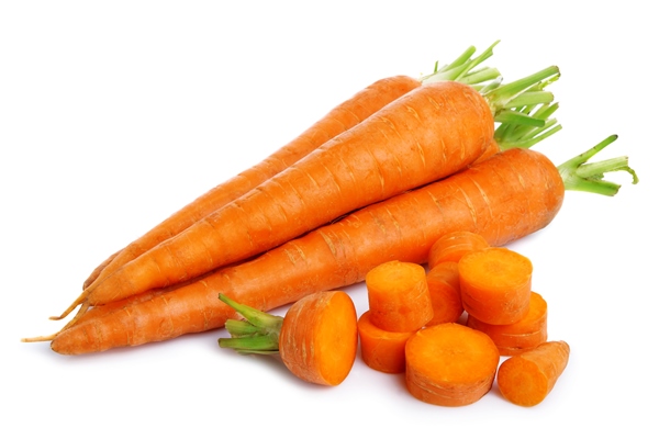fresh carrots vegatables isolated on white - Декоративные цветы из моркови для салатов и консервации